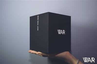 WAR - Confezione regalo per 4 lattine nera con grafica bianca